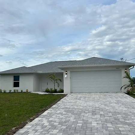 New Build With Heated Pool! Perfect For 2 Families! Villa